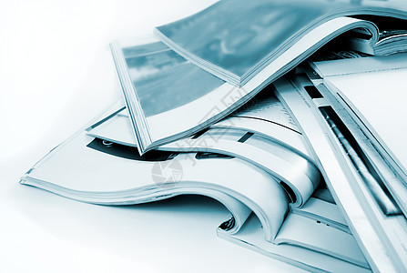 報(bào)紙期刊出版物 信息傳播的傳統(tǒng)橋梁與現(xiàn)代轉(zhuǎn)型